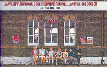Llanfairpwllgwyngyllgogerychwyrndrobwllllantysiliogogogoch